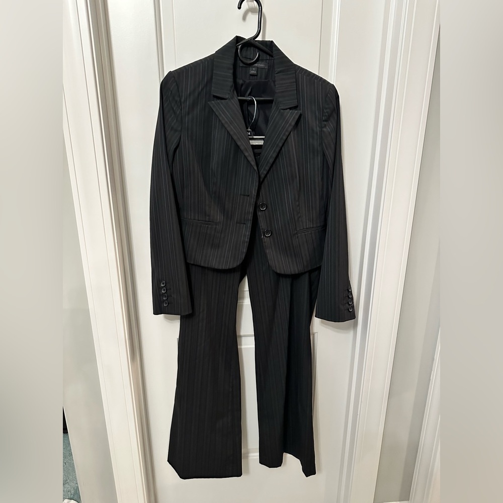 Express Suit - Picture 2 of 2